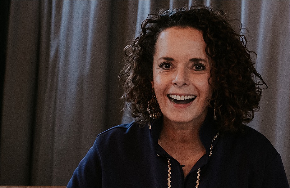 ellen-spoor-trouwambtenaar-met-toga-aan-lacht
