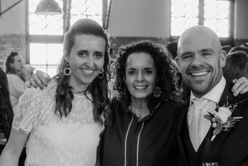 ellen-spoor-trouwambtenaar-staat-tussen-bruid-en-bruidegom-in