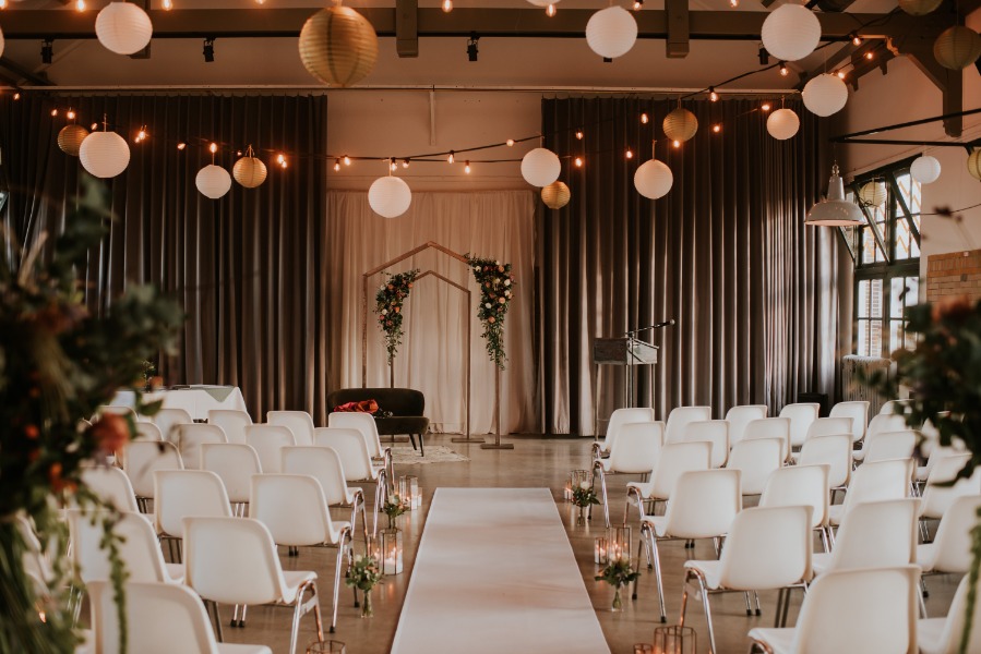 ellen-spoor-trouwambtenaar-trouwopstelling ceremonie-witte-stoelen-lampjes-sfeervol