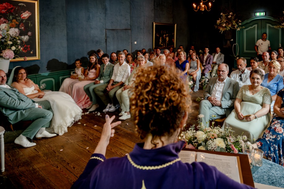 ellen-spoor-trouwambtenaar-speecht-trouwzaal-familie-vrienden